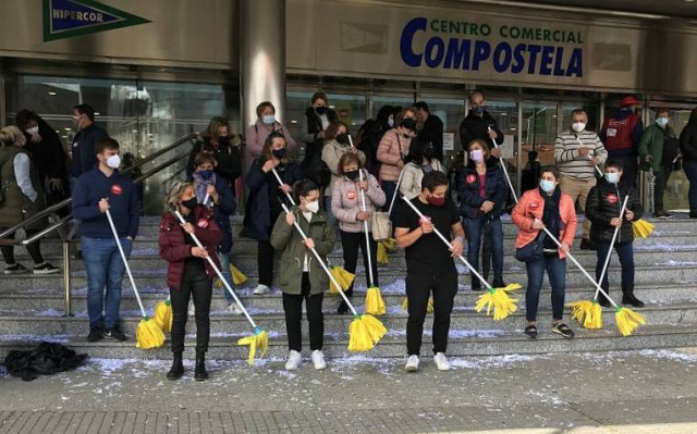 ProtestadelastrabajadorasdelalimpiezafrentealElCorteInglsdeSantiagoenunafotodeCIG