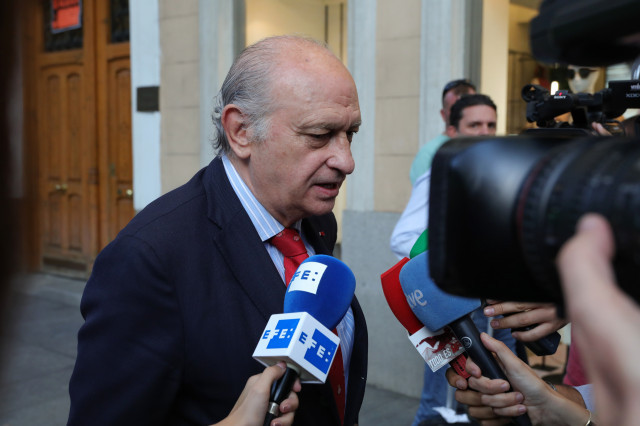 El jutge processa Fernández Díaz i la seva cúpula policial per 'Kitchen' i deixa fora a Cospedal i el seu marit