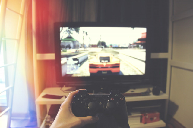 Un jove és colpejat per un llamp mentre jugava a la videoconsola a casa
