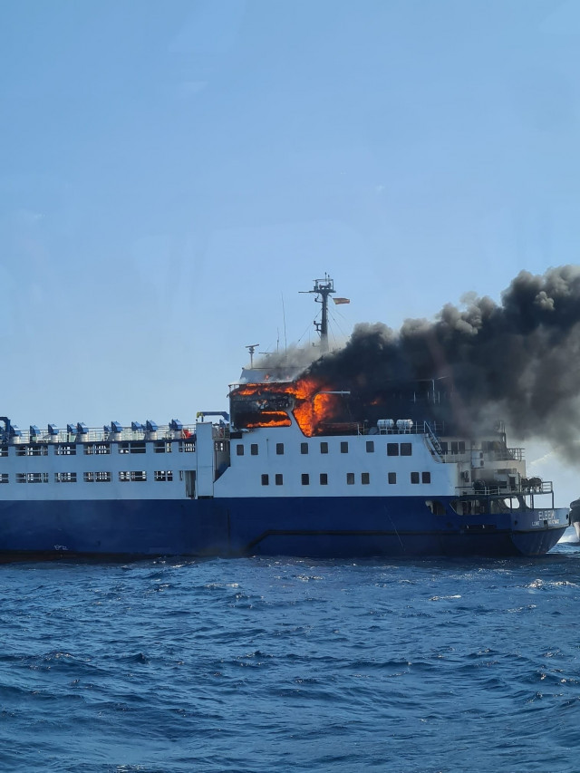 VÍDEOS. Incendiat un vaixell de transport al Port de Tarragona