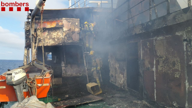 L'incendi d'un vaixell al Port de Tarragona continua actiu però amb baixa intensitat