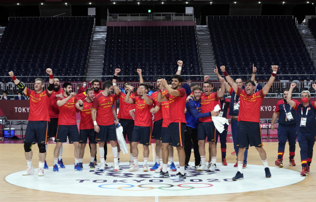 La selecció espanyola masculina d'handbol s'alça amb la medalla de bronze