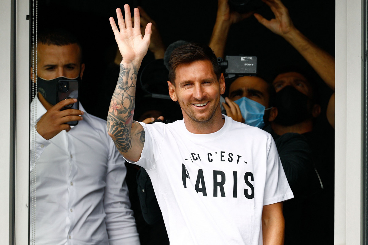 EuropaPress 3878409 10 august 2021 france paris argentinian footballer lionel messi waves at (1)