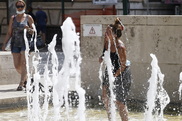 EuropaPress 3879059 11 august 2021 italy rome woman enjoys the water at the arac pacis fountain