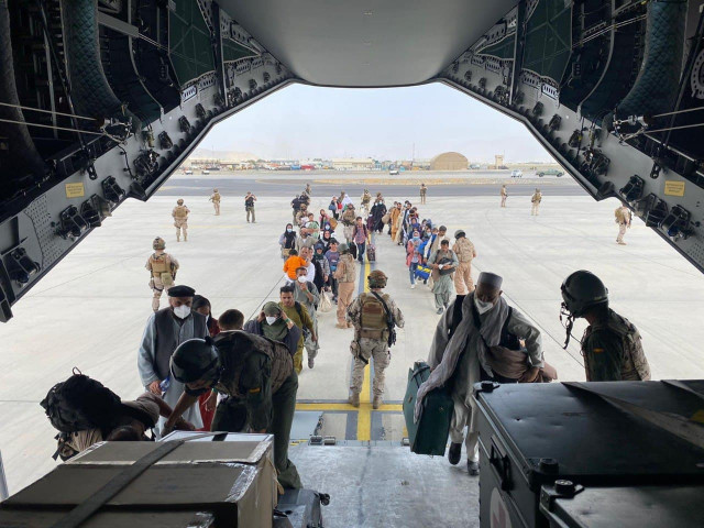 El caos s'apodera de l'aeroport de Kabul a l'Afganistan