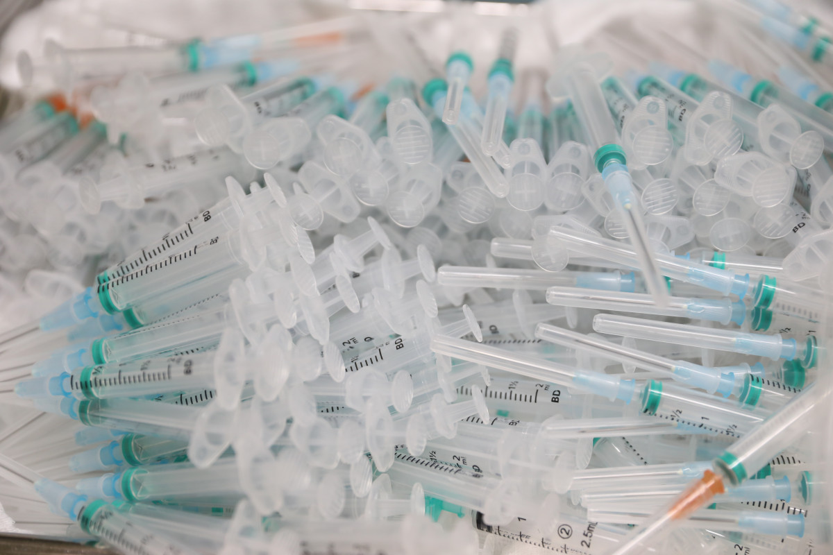 Varias dosis de la vacuna de Pfizer en el dispositivo puesto en marcha para vacunar contra el coronavirus