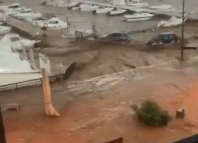 VÍDEO: Es produeixen greus inundacions a Alcanar per les pluges torrencials