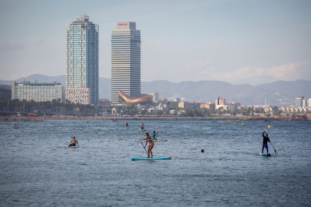 EuropaPress 3873540 varias personas practican paddle surf playa barceloneta agosto 2021