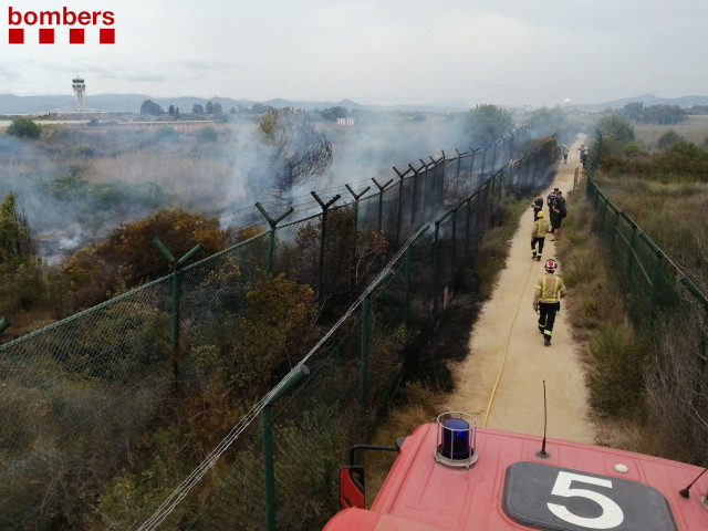Sufocat el foc al costat que ha cremat 600 m2 de l'espai natural La Ricarda al Prat