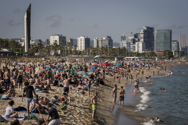 EuropaPress 3209885 26 june 2020 spain barcelona people crowd at beach of nova icaria during