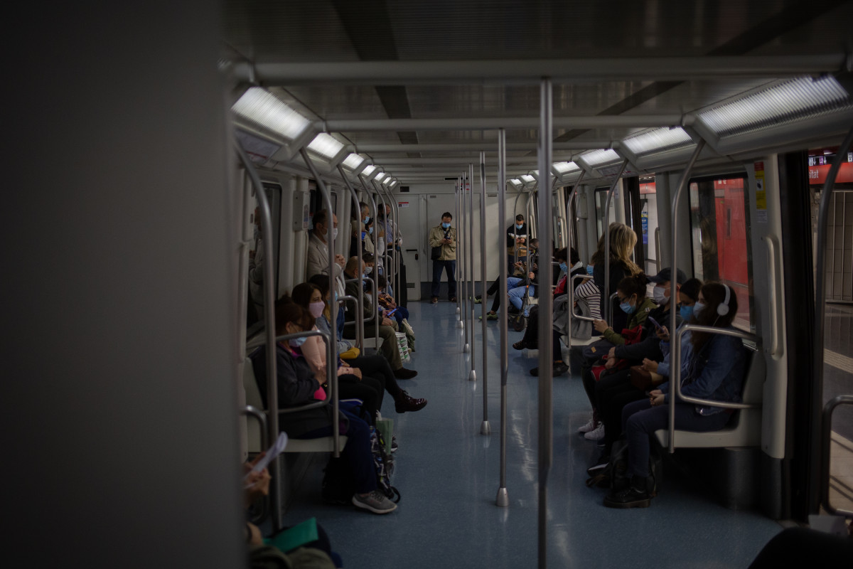 Archivo - Varias personas viajan en el metro de Barcelona, en la primera mañana después del toque de queda en la ciudad, en Barcelona, Catalunya (España), a 26 de octubre de 2020. Catalunya ha apli