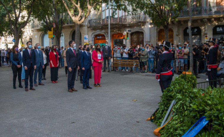 Aragonès inicia les ofrenes florals al monument Rafael Casanova