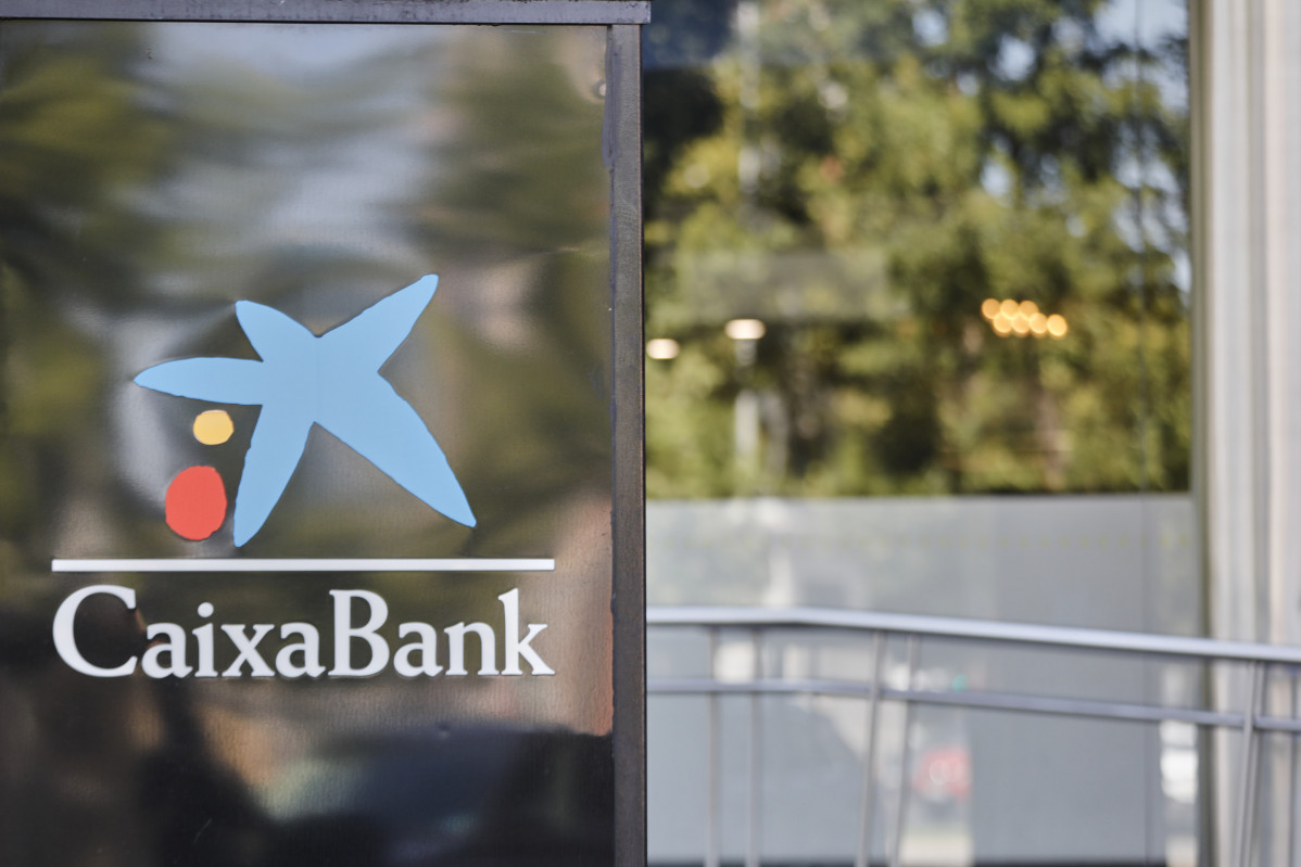 Archivo - Arxiu - Distintiu de les oficines de Caixabank