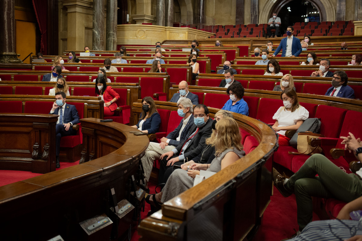 Archivo - El presidente de la Generalitat, Pere Aragonès (primera fila, 1i), y la portavoz de ERC, Marta Vilalta (segunda fila, 2i), durante una sesión plenaria en el Parlament de Cataluña, a 29 de