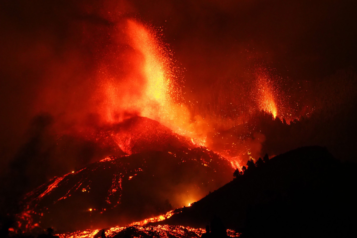 Una boca eruptiva expulsa lava y piroclastos en la zona de Cabeza de Vaca, a 19 de septiembre de 2021, en El Paso, La Palma, Santa Cruz de Tenerife, Islas Canarias, (España). La erupción volcánica 