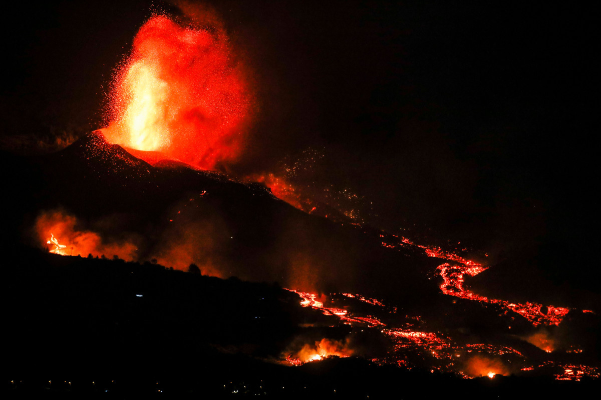 EuropaPress 3949563 boca eruptiva expulsa lava piroclastos zona llanos 20 septiembre 2021 paso