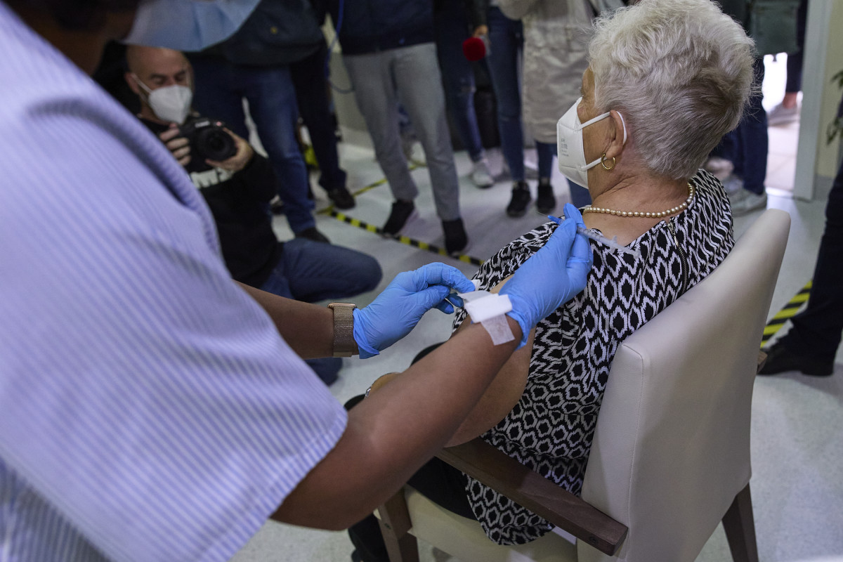 Una sanitaria vacuna a una mujer en la Residencia de Mayores Vista Alegre, a 22 de septiembre de 2021, en Madrid, (España). La Comunidad de Madrid comienza este miércoles a administrar terceras dosi