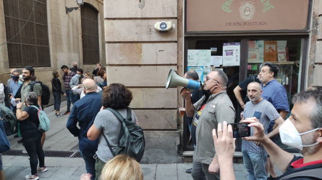 Unes 70 persones protesten contra Colau i el tancament de plaça Sant Jaume per la Mercè