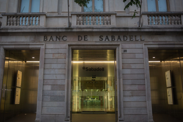 Els sindicats de Banc Sabadell es concentren aquesta setmana a 14 ciutats per l'ERO