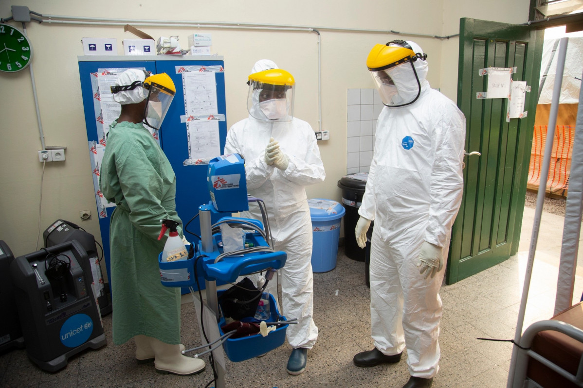 Investigadores de ANTICOV, el mayor estudio clínico de Covid-19 leve en África, en el Hopital Saint Joseph en la República Democrática del Congo, una de las sedes del estudio