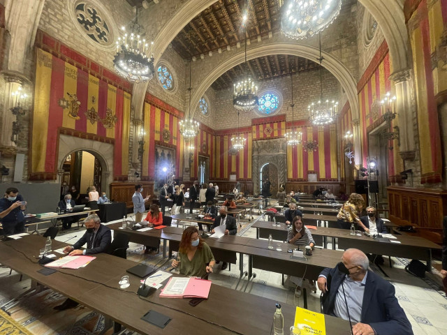 Colau evita ser reprovada pels aldarulls de la Mercè amb l'abstenció de Ciutadans, PP i BCN Canvi