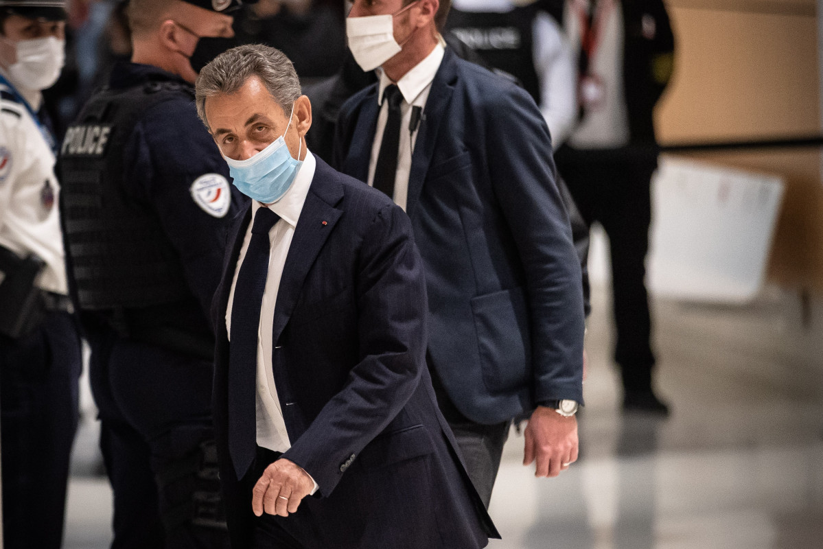 L'expresident de França Nicolas Sarkozy es presenta al tribunal en l'inici del judici.