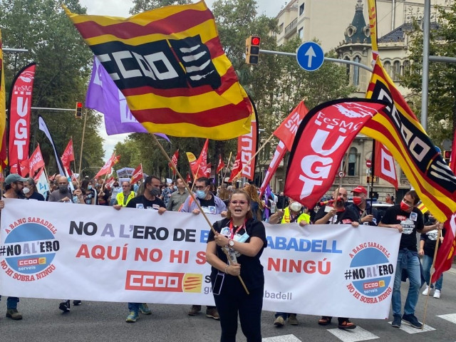 Sindicats xifren en un 85% el seguiment de la vaga del Banc Sabadell a Catalunya