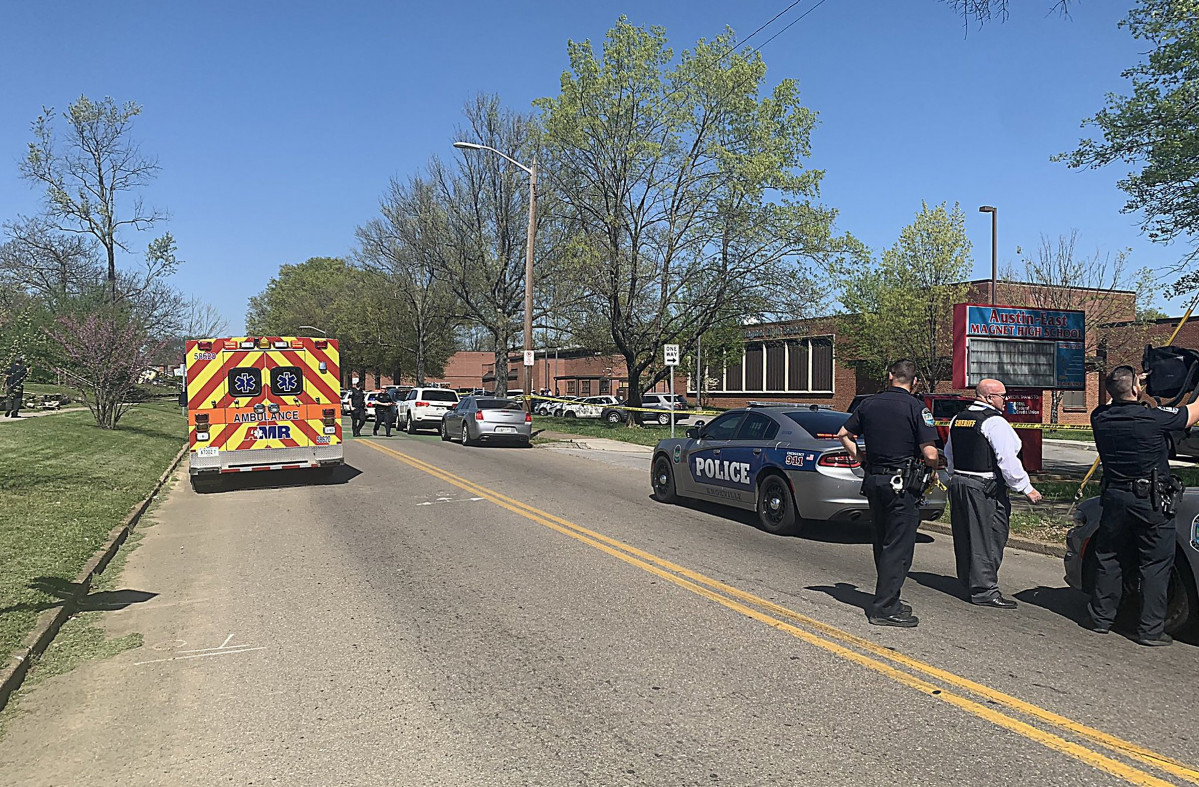 EuropaPress 3641175 12 april 2021 us knoxville police surround austin east magnet high school