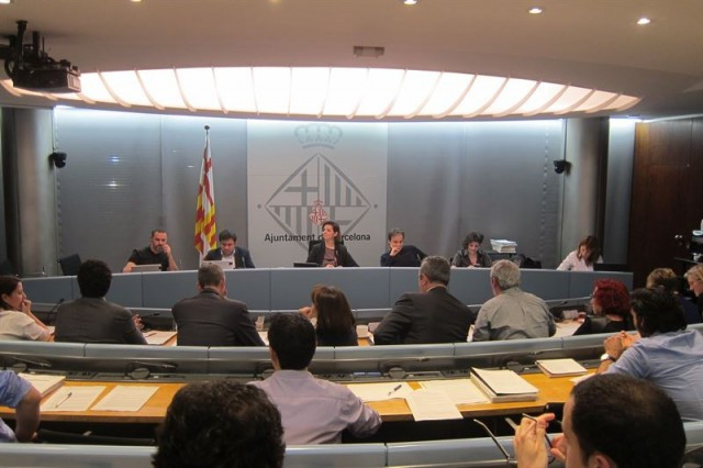 Barcelona s'adhereix a la resolució independentista i dóna suport als municipis investigats