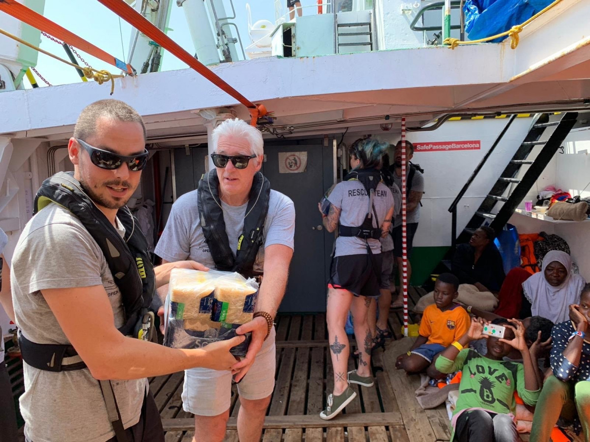 Archivo - Richard Gere lleva alimentos al barco de Proactiva Open Arms