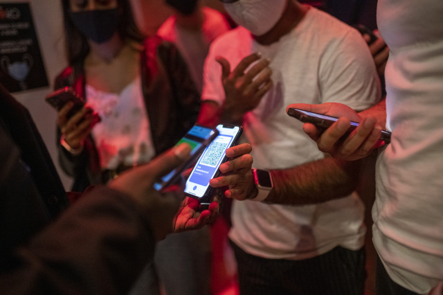 EuropaPress 3990481 persona muestra codigo qr entrar local ocio nocturno misma noche entra