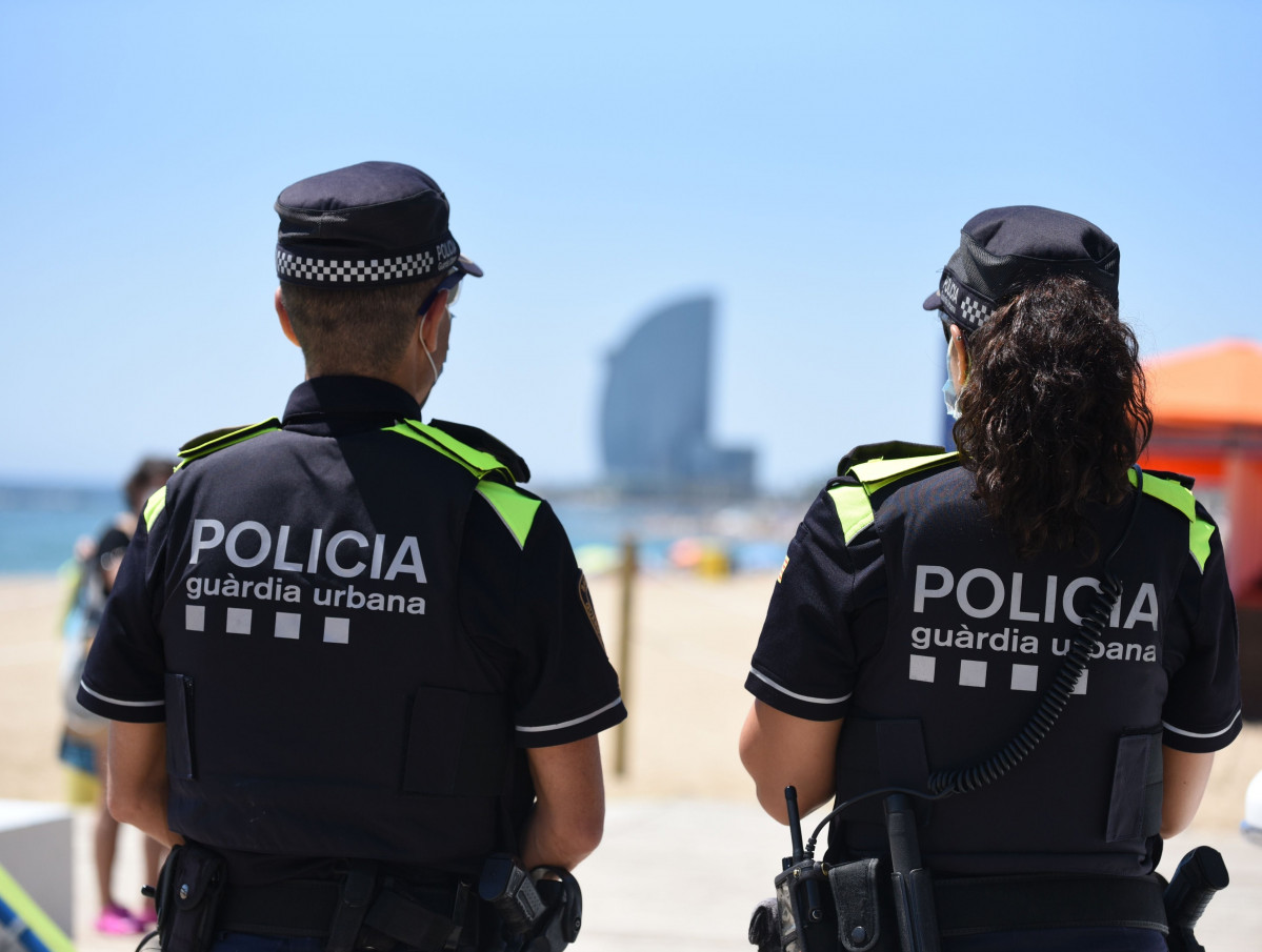 Arxiu - Dos agents de la Guàrdia Urbana a la platja de Barcelona