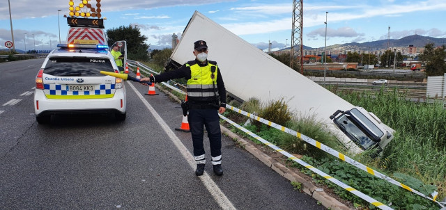 Un camió de 40 tones se surt de la via i cau a la cuneta de la Ronda Litoral