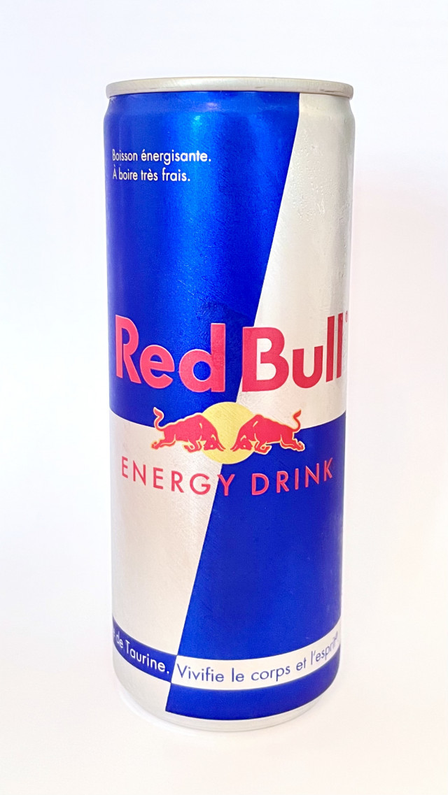 Barrejar alcohol amb begudes energètiques, com Red Bull o Monster, augmenta el risc d'accidents