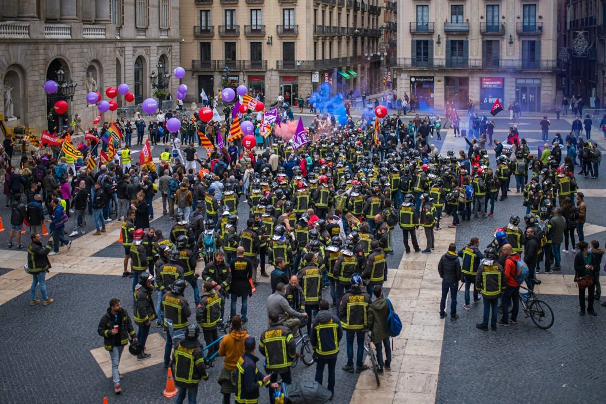 Funcionaris de l'Ajuntament de Barcelona protesten a la plaça Sant Jaume davant el consistori