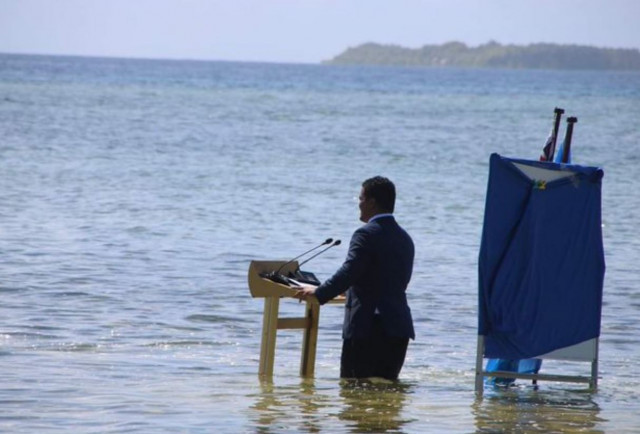 Amb l'aigua fins als genolls el canceller de Tuvalu adverteix sobre l'augment del nivell del mar