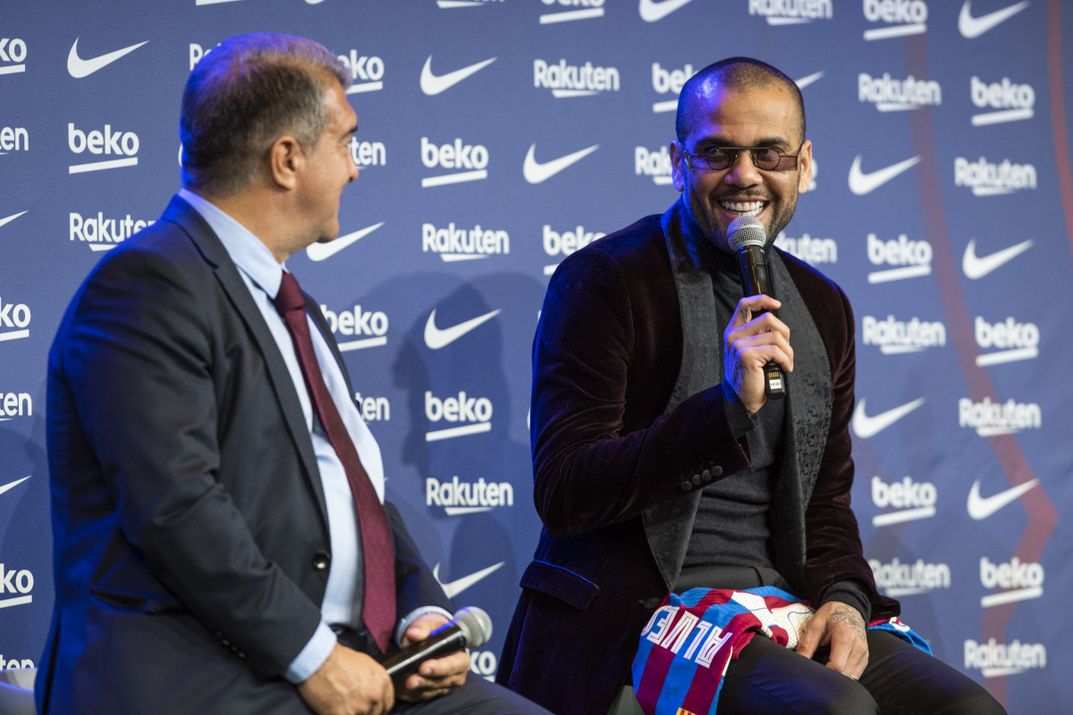 El presidente del FC Barcelona, Joan Laporta, junto a Dani Alves en la presentación del brasileño en el Auditori 1899 del Camp Nou