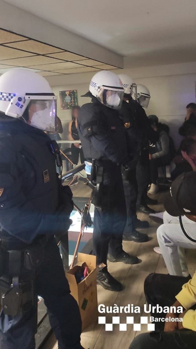 EuropaPress 4089873 agentes guardia urbana inspeccion ocio nocturno barcelona