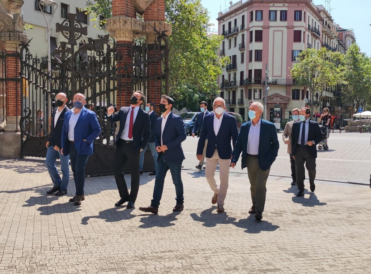 El presidente del PP, Pablo Casado, el líder del PP catalán, Alejandro Fernández, el portavoz del PP en el Ayuntamiento de Barcelona, Josep Bou, y el presidente provincial del PP en Barcelona Manue