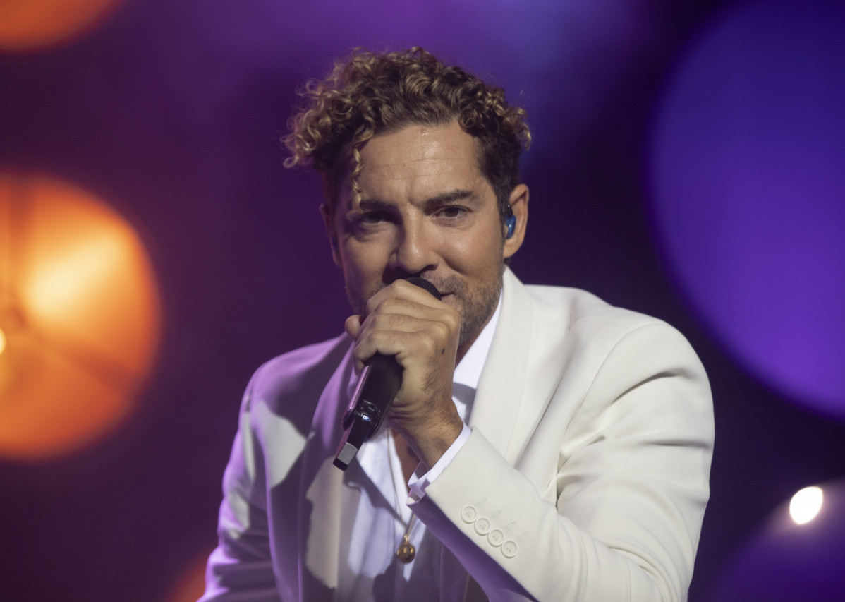 Archivo - David Bisbal durante el concierto trasladado al Estadio Olímpico de la Cartuja, debido a la última normativa publicada por las autoridades competentes con respecto a los aforos en evento. 