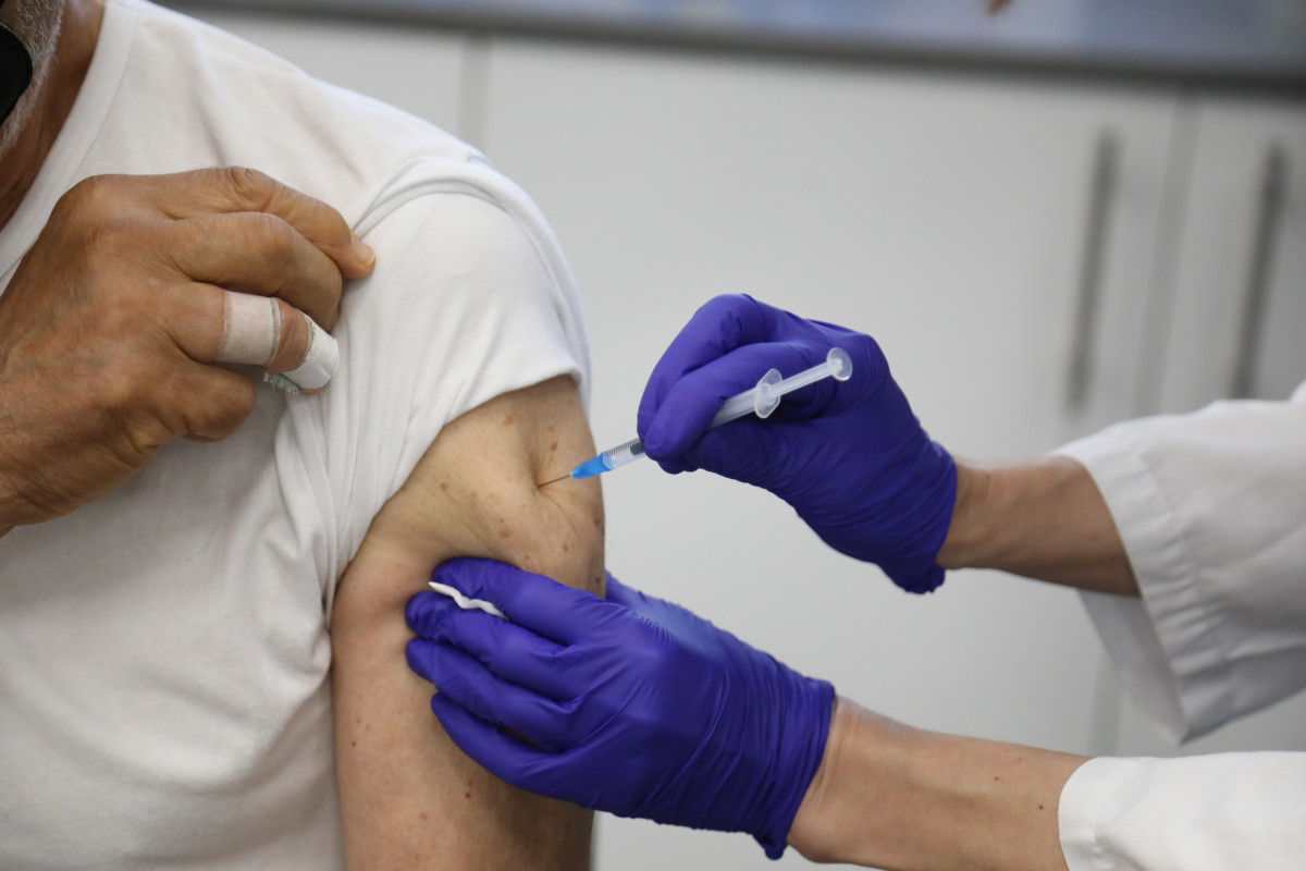 Archivo - Una persona mayor se vacuna contra la gripe en el centro de Salud Baviera, a 25 de octubre de 2021, en Madrid, (España).