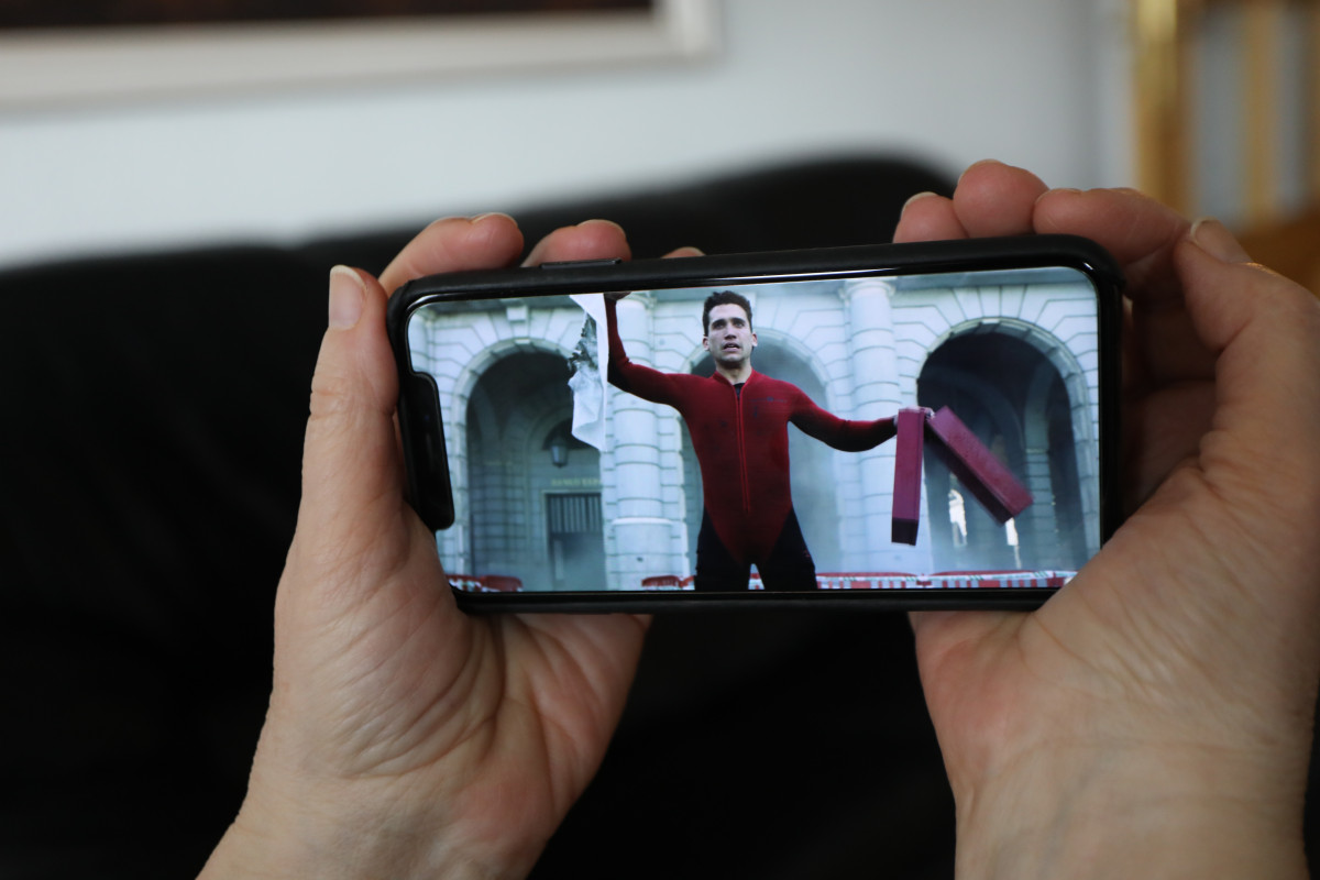 Archivo - Una persona hace uso de la plataforma de streaming Netflix, que ha obtenido un beneficio de 709 millones de dólares (653 millones de euros) entre enero y marzo de 2020, más del doble de lo