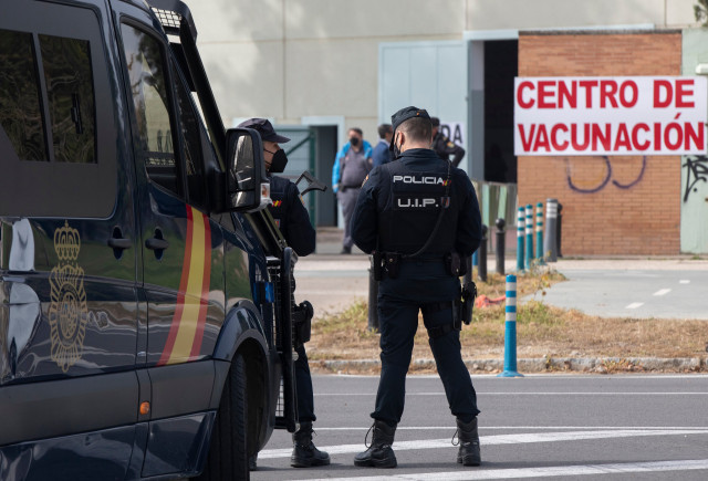 EuropaPress 3589481 policias nacionales acceden centro vacunacion habilitado bermejales donde