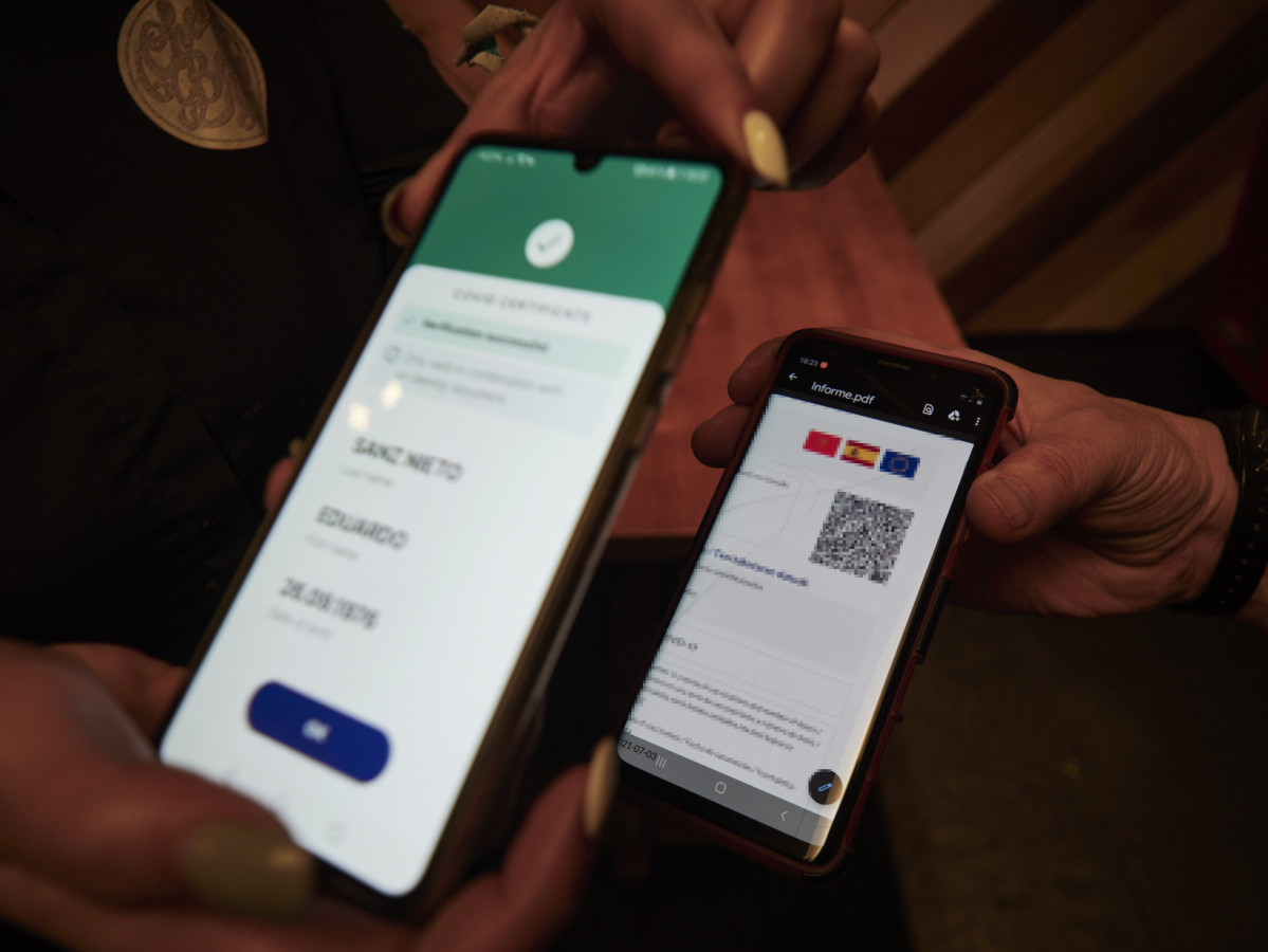 Arxiu - Una persona mostra el certificat de vacunació contra la covid-19
