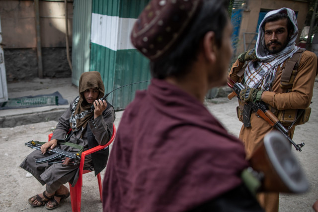 EuropaPress 3954043 22 september 2021 afghanistan kabul taliban fighters guard outside police1