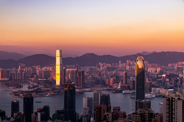 Un incendi en un gratacel de Hong Kong provoca el pànic entre 300 persones que van quedar atrapades