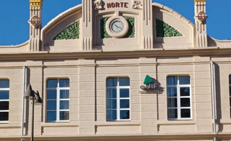 Renfe rehabilita la façana de l'edifici històric de l'estació de Vic