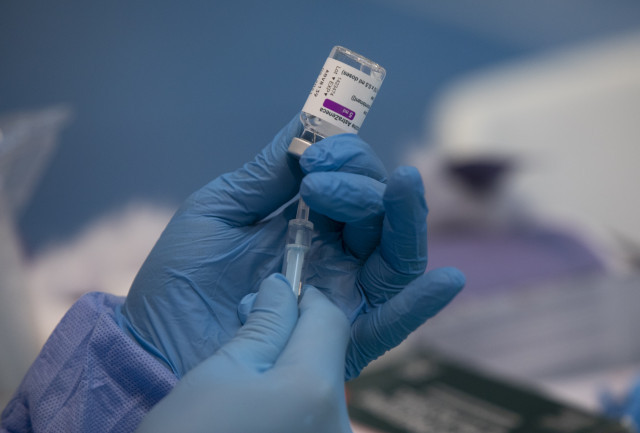 La protecció de la vacuna d'AstraZeneca comença a disminuir al cap de tres mesos