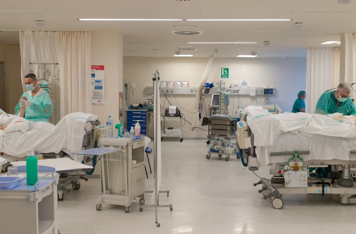 Archivo - Cvirus.- C-LM continúa su descenso en hospitalizados, bajan los fallecidos y se mantienen los puestos UCIs