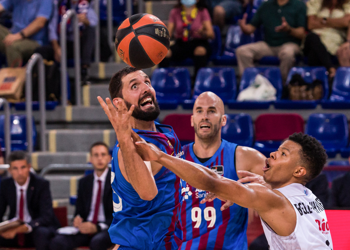 Nikola Mirotic of FC Barcelona fights for the ball with Trae Bell-Haynes of Rio Breogan during the ACB Liga Endesa  match between Fc Barcelona  and Rio Breogan at Palau Blaugrana on September 25, 2021